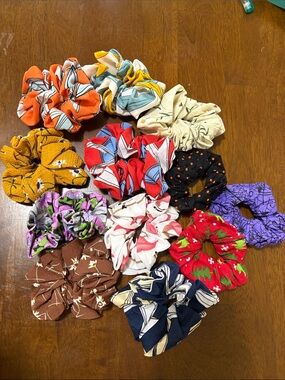 12 assorted scrunchies